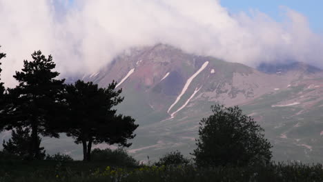 nubes sobre las cumbres de las montañas del cáucaso durante el invierno en georgia