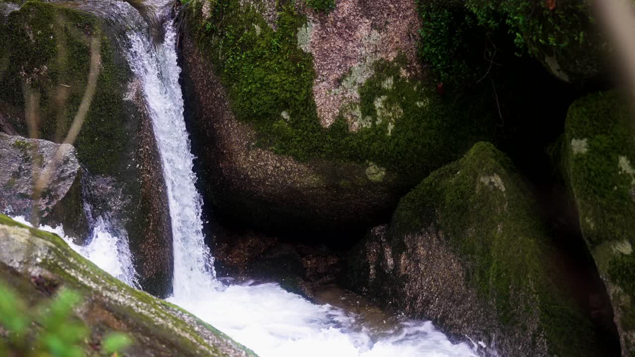 las cataratas de barrias en felgueiras, portugal - de cerca