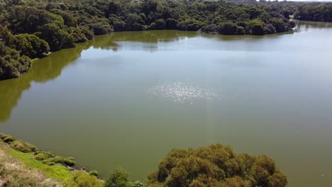 Luftaufnahme-über-Baumsee-Joondalup-Mit-Gleißendem-Sonnenlicht