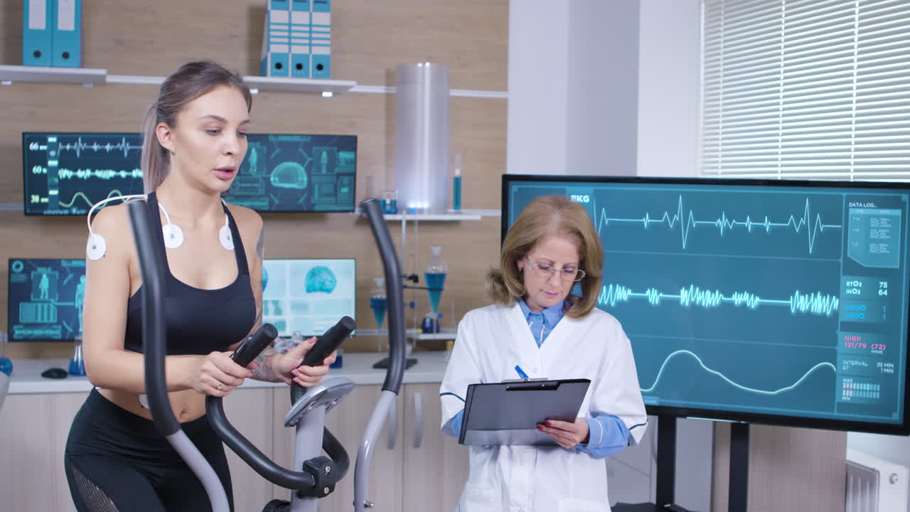 운동 선수 들 을 위한 검사 시설 에 있는 여자 달리기 선수