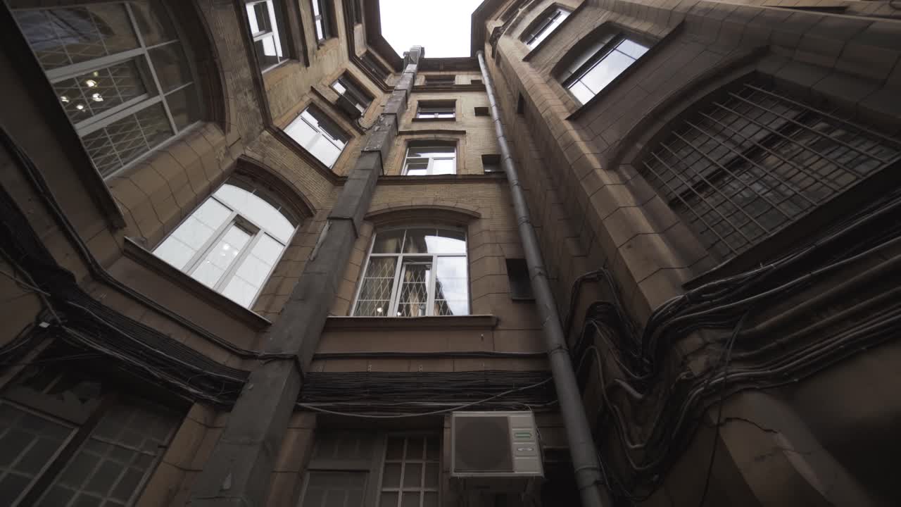 patio interior de un antiguo edificio