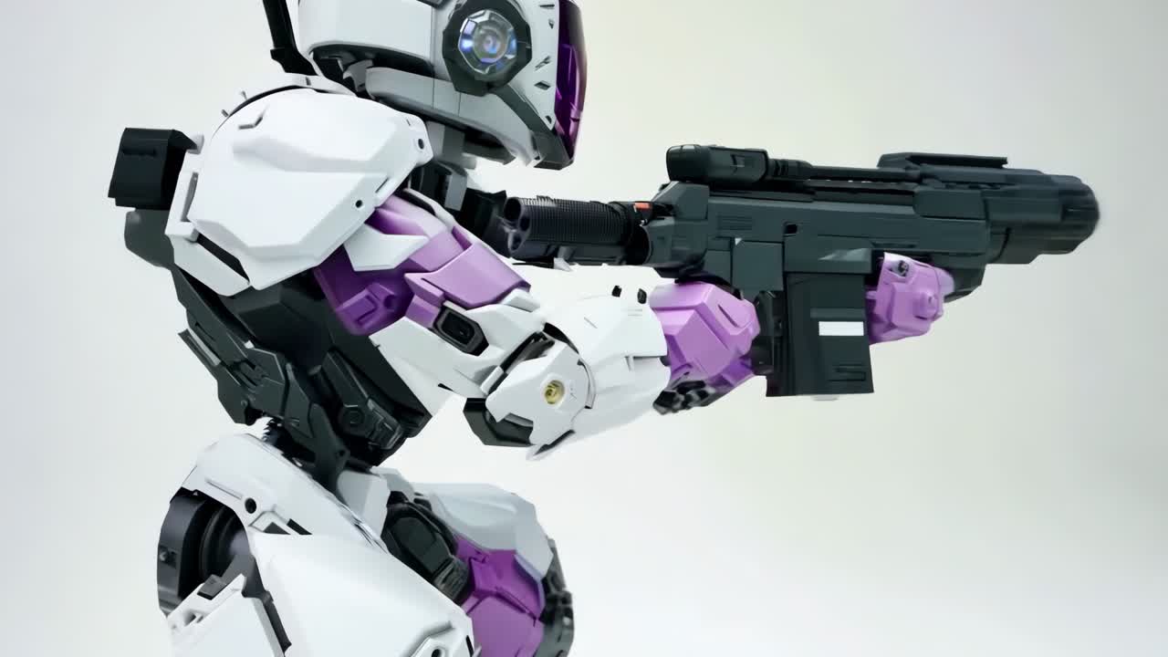 un robot rosa e bianco con una pistola in mano