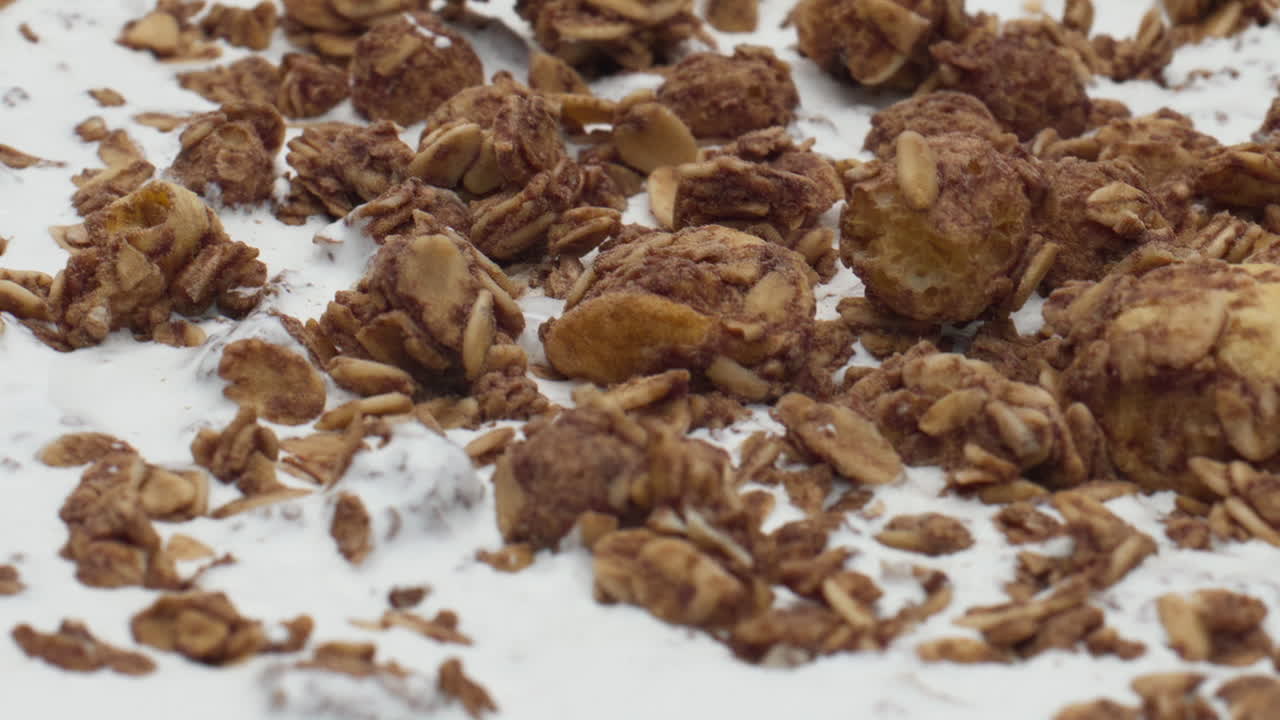 チョコレート グラノーラ 新鮮なヨーグルト スーパースローモーション クローズアップ