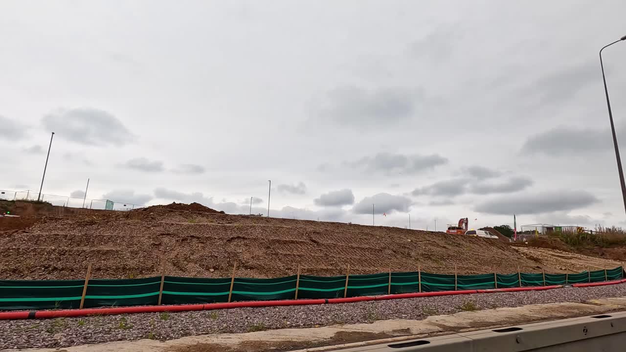 maquinaria pesada que opera en el sitio de construcción