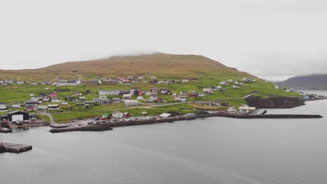 Antena-Sobre-El-Pueblo-Y-El-Fiordo-En-Las-Islas-Feroe.