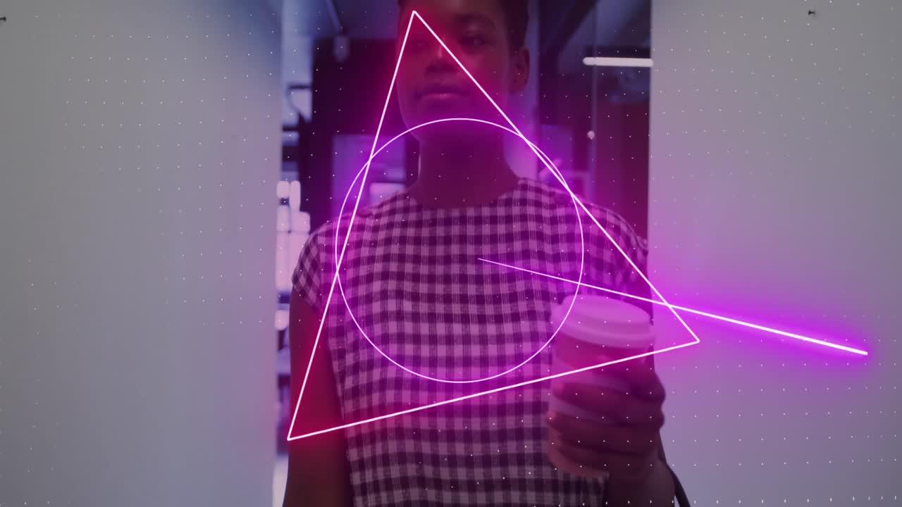 animación de alcance de neón sobre una mujer de negocios afroamericana en el cargo.