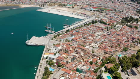 Vista-Aérea-De-Casas-Y-Edificios-Frente-Al-Mar-En-La-Ciudad-Costera-De-Nauplia-N-Grecia