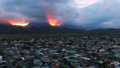 Antena-De-La-Puesta-De-Sol-Detrás-De-Las-Montañas-Alrededor-De-Kailua-En-Hawaii