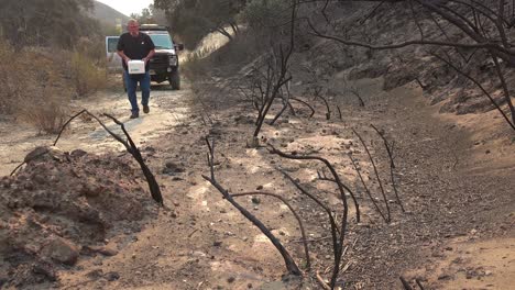 Un-Hombre-Distribuye-Bloques-De-Sal-Para-Ayudar-A-Alimentar-La-Vida-Silvestre-Desplazada-Por-El-Incendio-Forestal-De-Thomas-En-2017