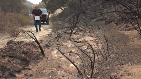 un hombre distribuye bloques de sal para ayudar a alimentar a la vida silvestre desplazada por el incendio forestal de thomas en 2017
