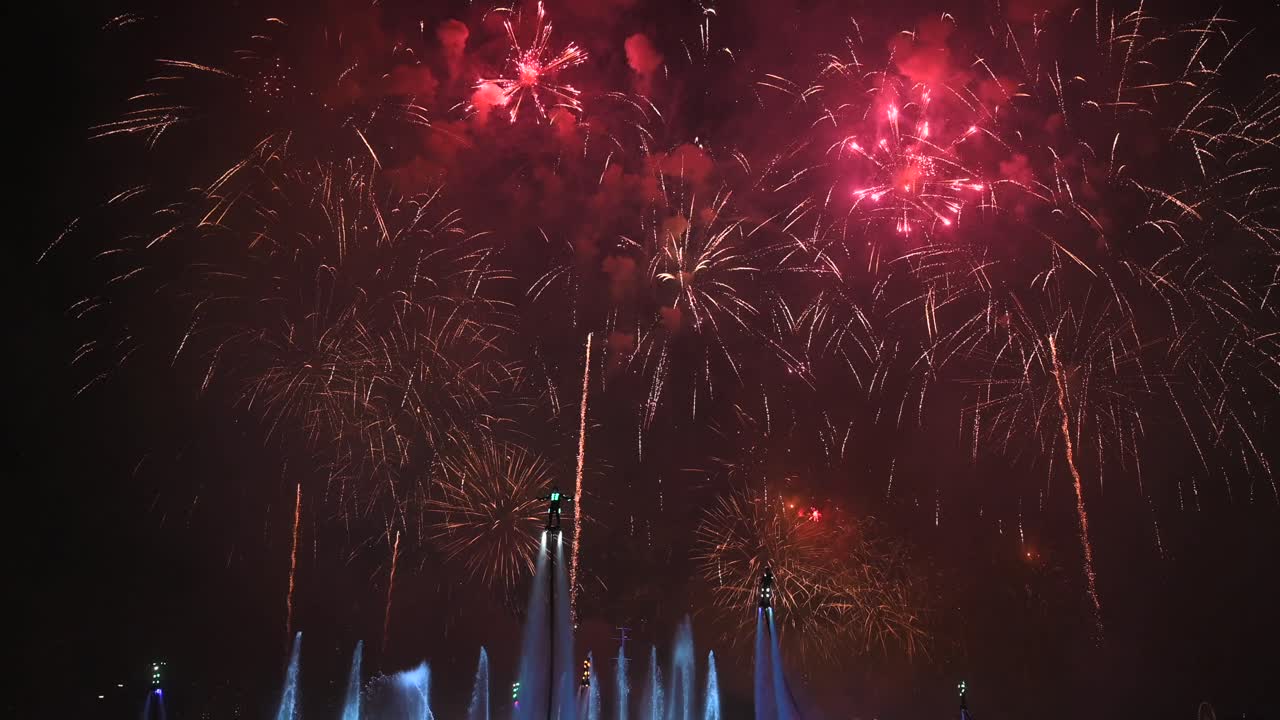 4k: impresionante flyboard led y fuegos artificiales durante el nuevo año 2023 en sharjah, emiratos árabes unidos
