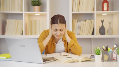 estudiante deprimida que experimenta presión familiar.