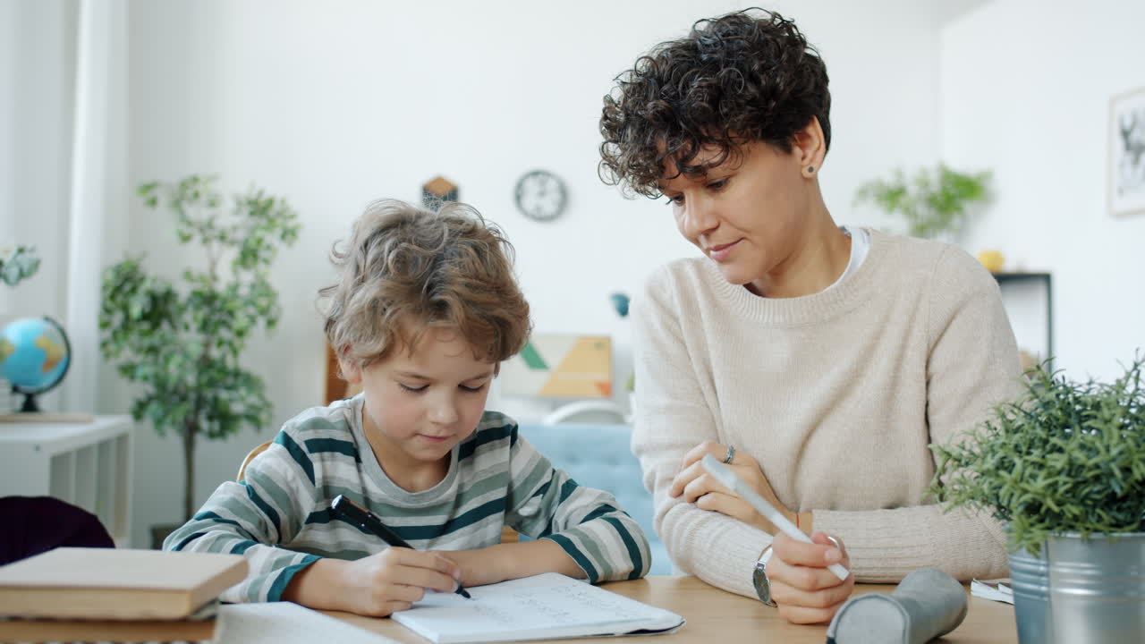 madre ayudando a su hijo con los deberes
