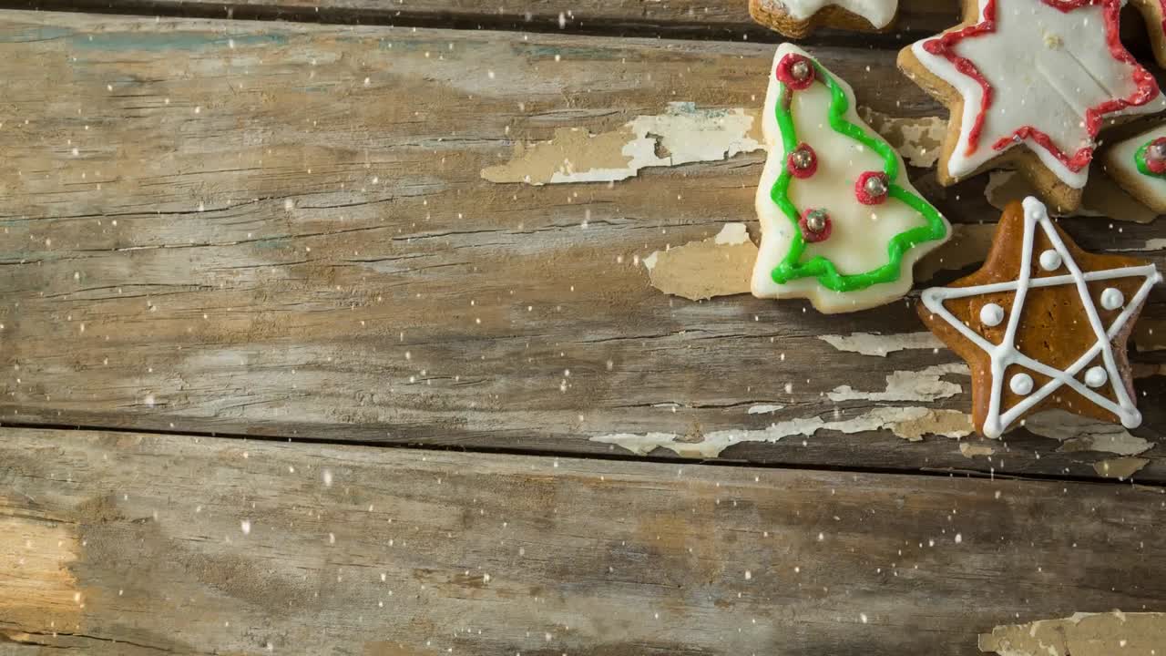 nieve cayendo con galletas de navidad