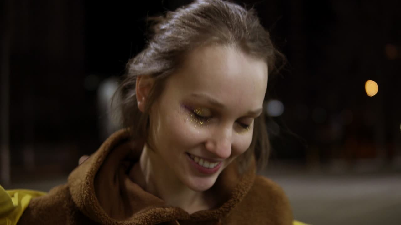 пикник молодых людей с кострем на пляже вечером. веселые друзья поют песни и играют на гитаре. замедленное движение