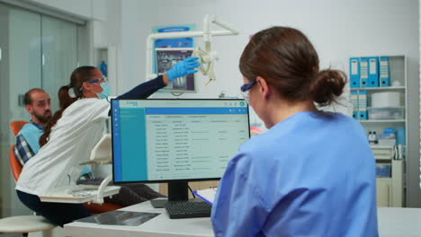 asistente de ortodoncia tomando notas en el clipboard