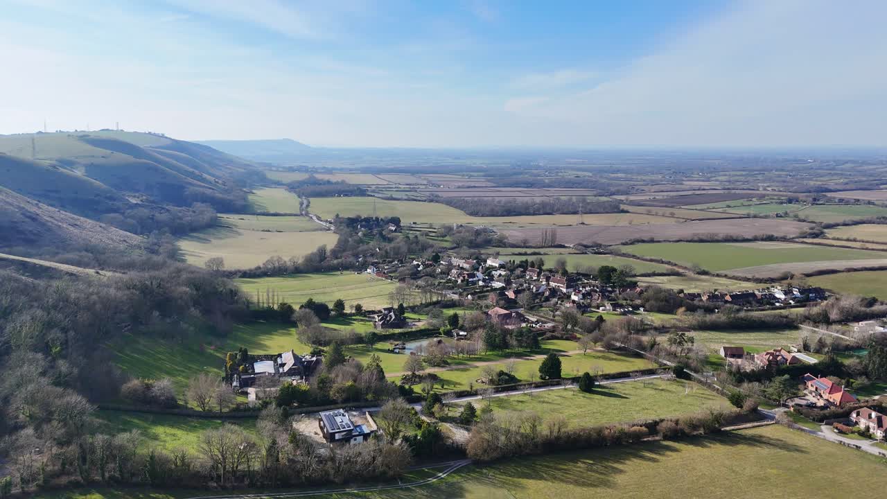 Devils Dyke Sussex, jasná modrá obloha, letecké 4K záběry z dronu z Velké Británie.