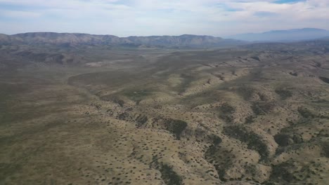 Antena-Sobre-El-Monumento-Nacional-Carrizo-Plain-En-El-Condado-De-San-Luis-Obispo,-California,-Una-Llanura-Desértica-Estéril