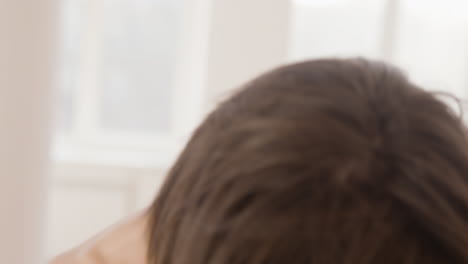 스튜디오에서 그녀의 손과 얼굴로 춤 동작을 훈련하고 있는 현대 남성 일본 무용수를 가까이서 볼 수 있습니다.