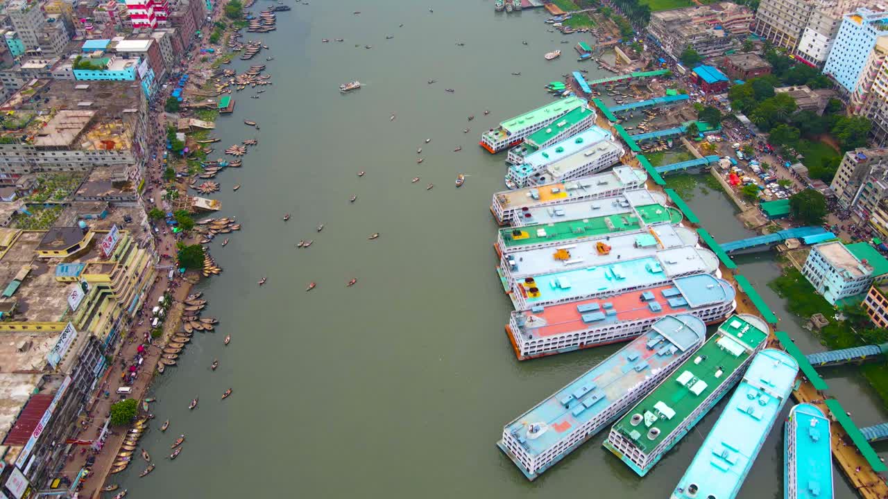 Terminal navale di Sadarghat sul fiume Buriganga a Dhaka, Bangladesh. Ripresa aerea con drone di imbarcazioni passeggeri e traghetti.