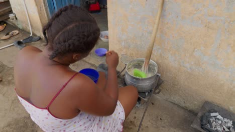 Mezcla-De-Banku-Preparada-En-Una-Olla,-Empacada-Por-Una-Mujer-De-Ghana