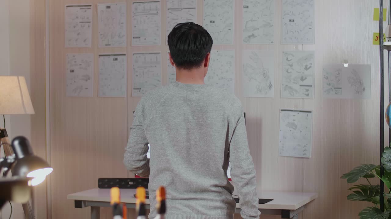 человек, смотрящий планы на экране компьютера