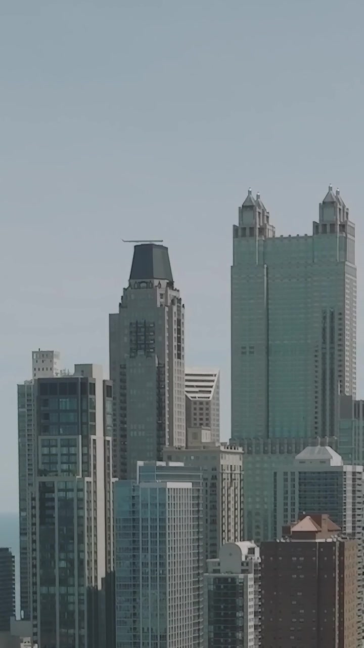 Vista aérea do horizonte de Chicago com lago ao longe em um dia claro