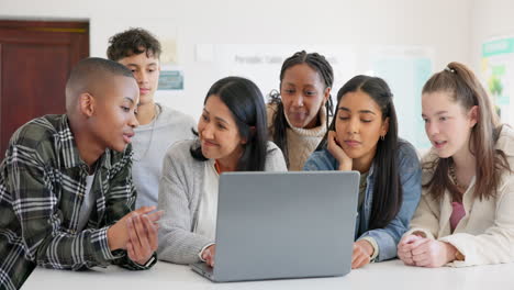 Profesor,-Computadora-Portátil-Y-Grupo-De-Estudiantes