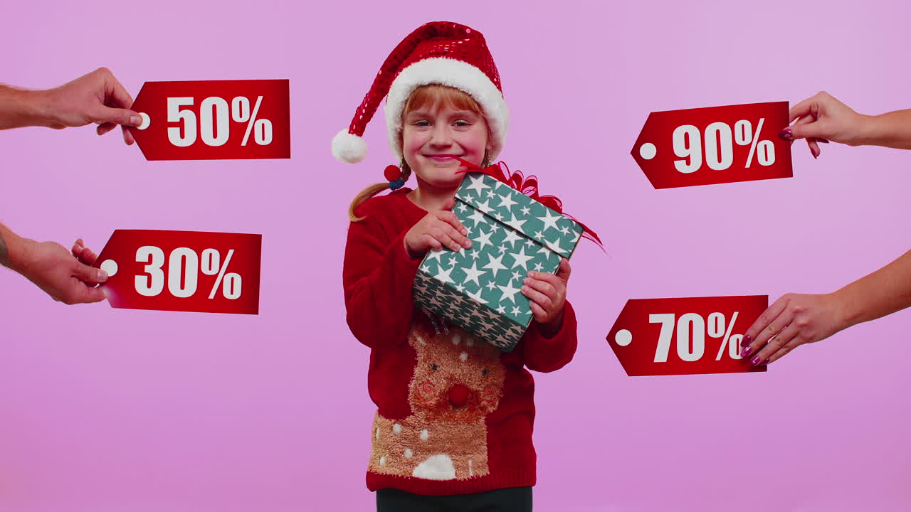 niña pequeña que sostiene cajas de regalos y recibe descuentos de navidad inscripciones textos de banner
