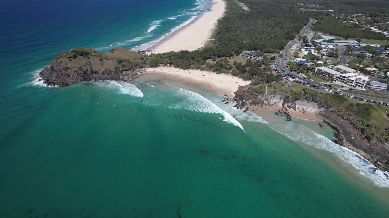 여름 에 카바리타 해변 에 있는 서퍼 들, 뉴 사우스 웨일스, 오스트레일리아 - 공중 드론 촬영