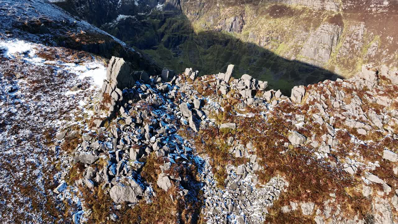 Ilmakuva Comeragh-vuorista, Waterfordista, Coumshingaun-järvestä ja eteläisen harjanteen kiipeilyreitistä