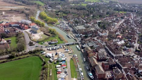 Toma-Aérea-De-Drones-De-La-Ciudad-A-Lo-Largo-Del-Río-Stour-En-Sándwich-En-Kent,-Inglaterra