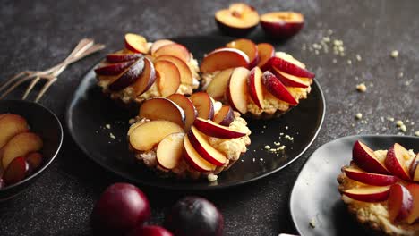 Deliciosas-Mini-Tartas-Caseras-Con-Ciruelas-Frescas-En-Rodajas