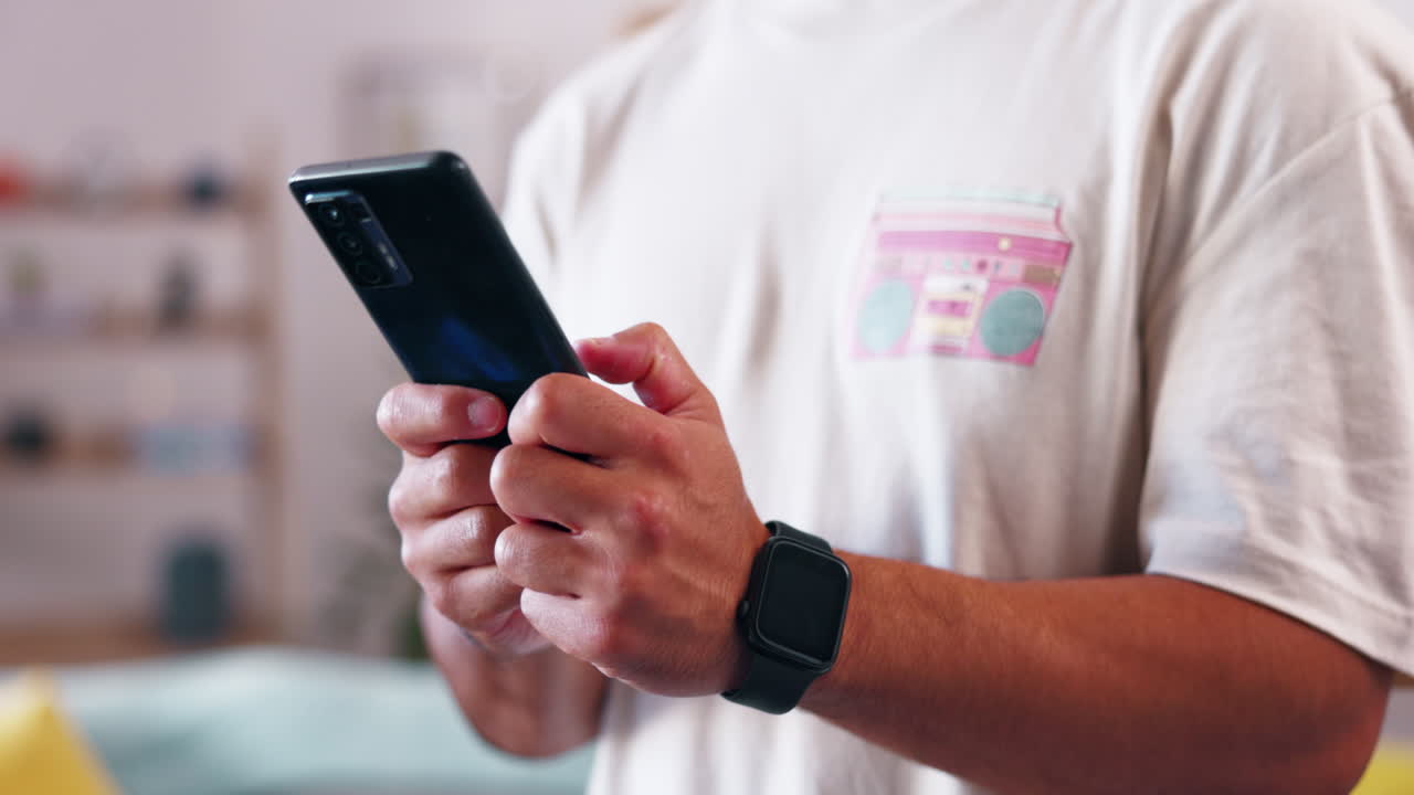 teléfono, manos y hombre de casa escribiendo un post en el blog