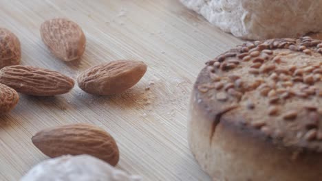 dulces tradicionales españoles de navidad con almendras y golosinas en pan en una superficie de cocina de madera
