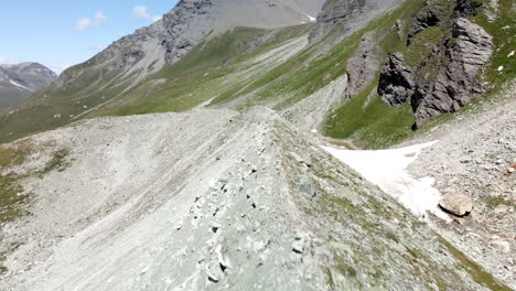 Luft-FPV-ähnlicher-Schuss,-Der-Sich-Vorwärts-Bewegt-Und-Die-Form-Des-Berges-Verfolgt,-Wobei-Viele-Wanderer-In-Zinal,-Schweiz,-Herumlaufen