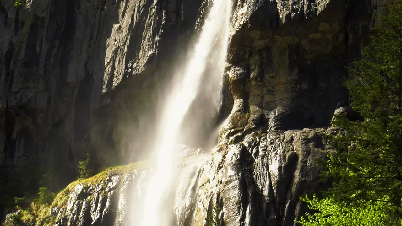 alta cascada en una empinada pared rocosa, españa