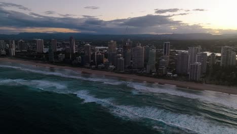 Costa-Dorada,-Paraíso-De-Los-Surfistas,-Queensland,-Australia,-Zumbido,-Rascacielos-Bañado-En-Los-Colores-Del-Atardecer,-Colores