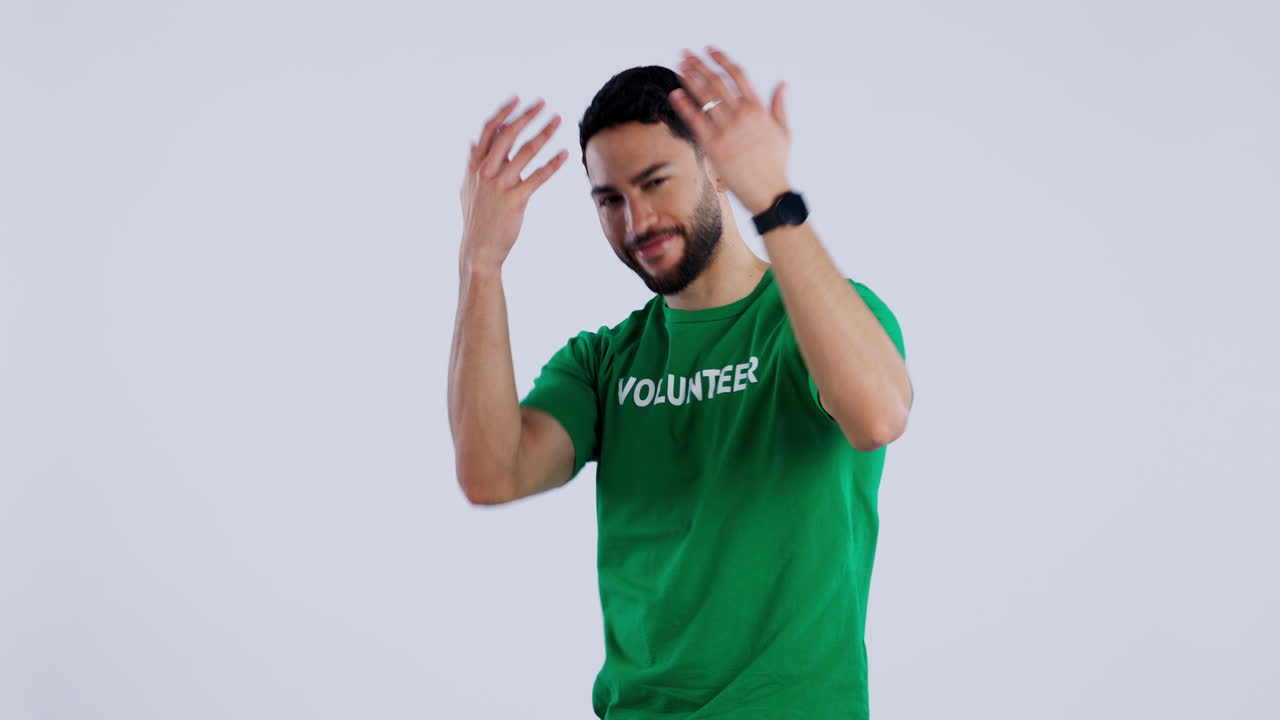 Volontario, vieni e unisciti a noi con un uomo in studio