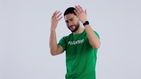 voluntario, ven y únete a nosotros con un hombre en el estudio
