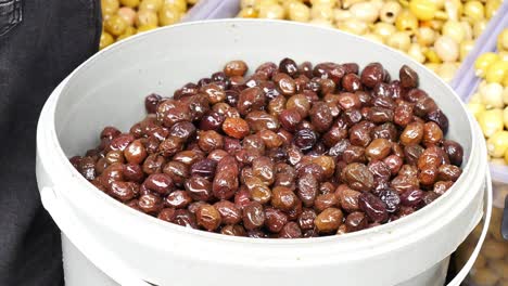 un cubo de aceitunas en un mercado