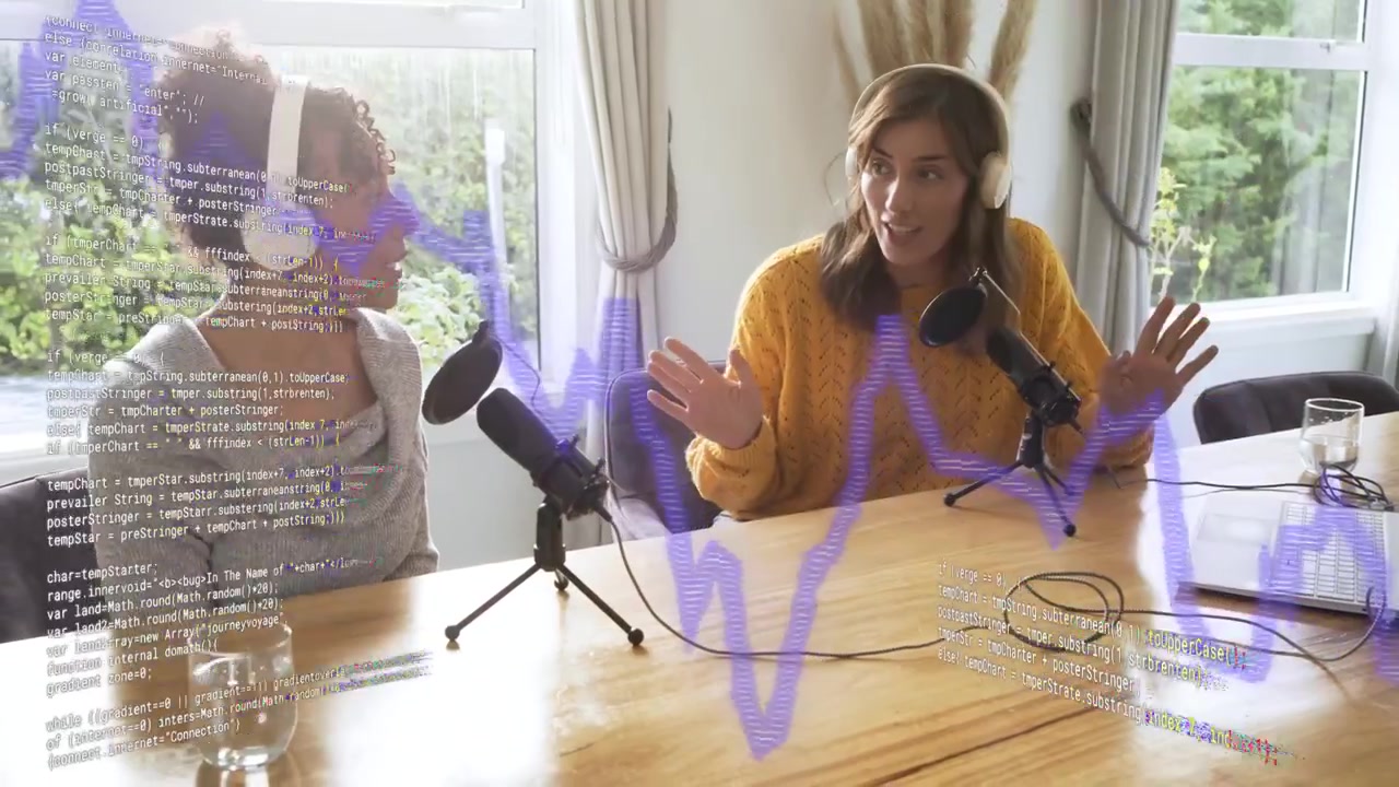 L'animateur de gauche parle, incitant l'animateur de droite à régler son micro, code défilant avec une forme d'onde violette pour un podcast