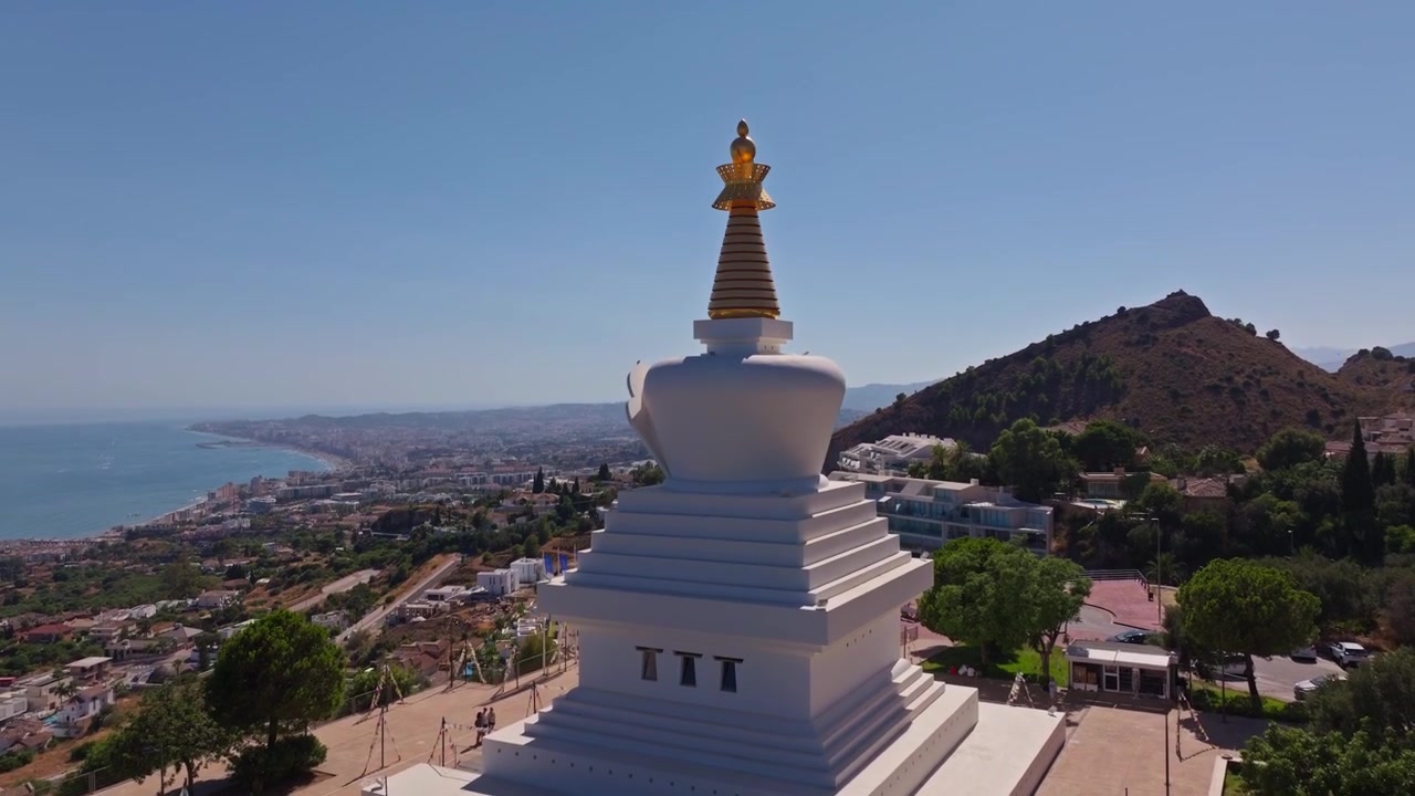 Filmato drone della Stupa di Benalmádena in Andalusia, che rivela ampie vedute della costa di Fuengirola, montagne e un tranquillo paesaggio mediterraneo