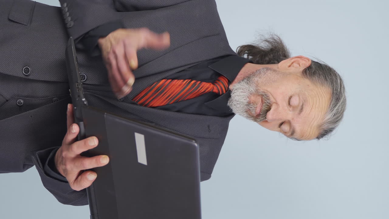 Video verticale di un anziano uomo d'affari demotivato