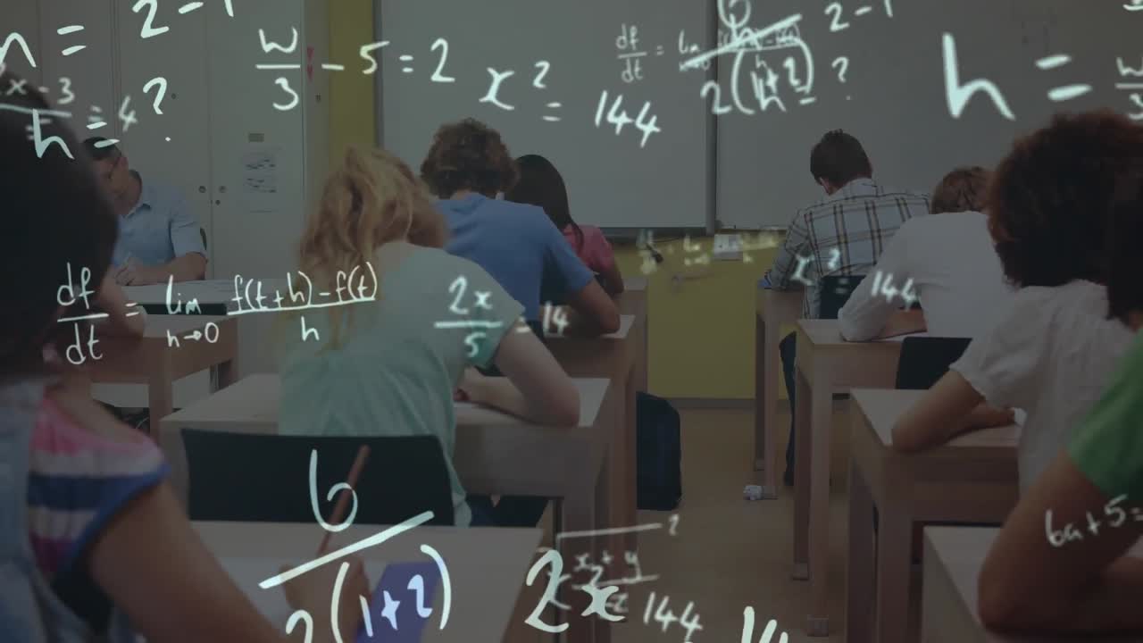 수학 방정식의 애니메이션 수업에서 일하는 학생과 함께 손으로 쓰여진