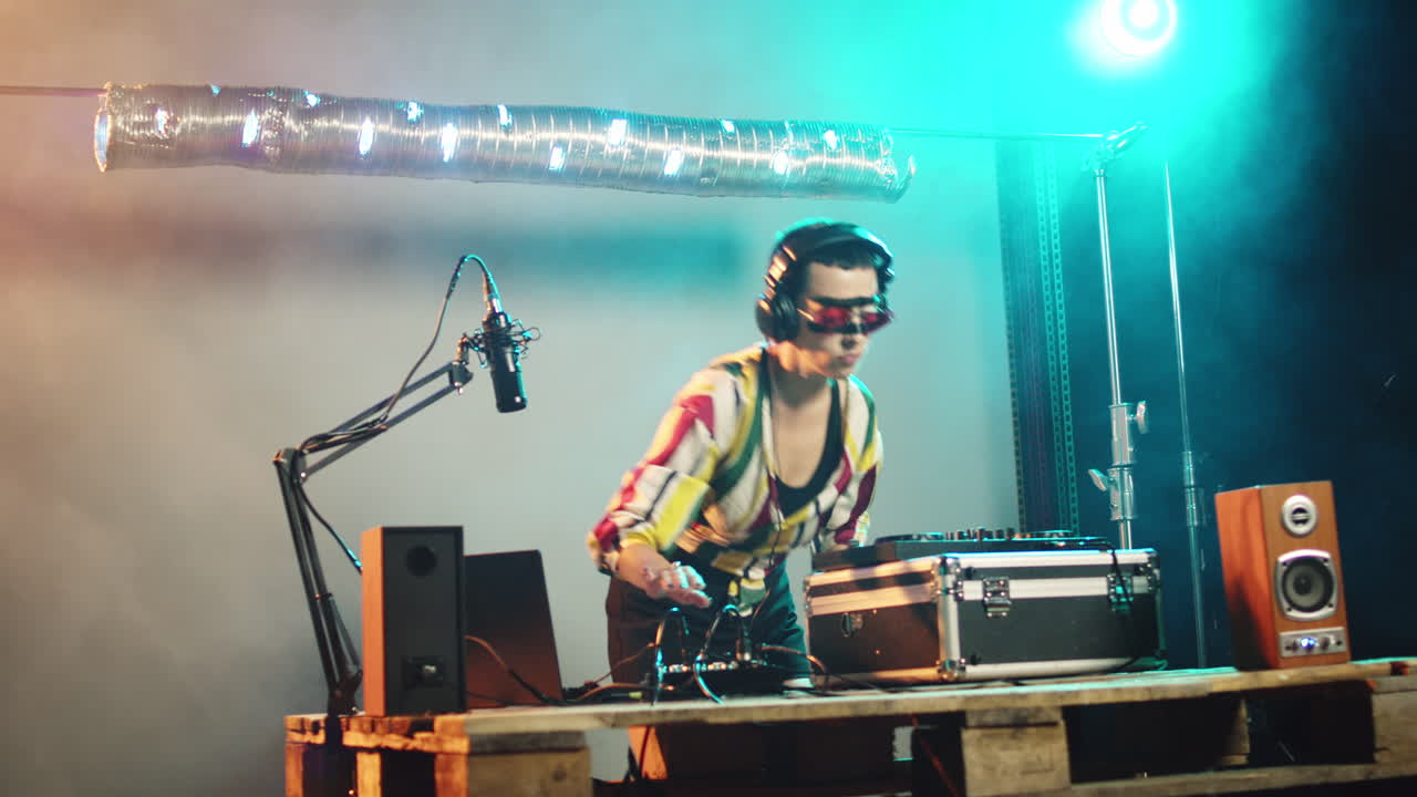 dj 아티스트가 클럽에서 경찰관들로부터 도망치고 있습니다.