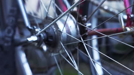 Panorámica-De-Cámara-Lenta-Sobre-Una-Bicicleta-Bloqueada-De-La-Vieja-Escuela-Mojada