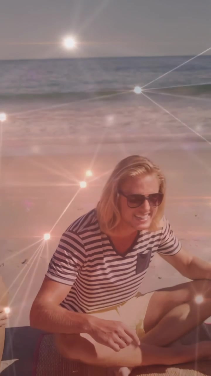 Hombre gesticulando para iniciar un chat, rubia girándose y riendo, mostrando viajes con una superposición de destellos.