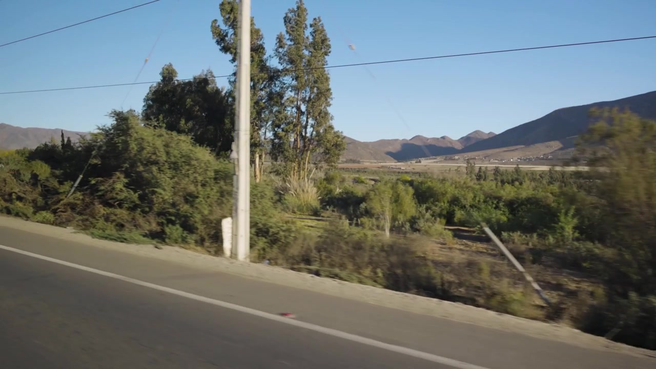 Viaje por carretera en el desierto de Coquimbo y La Serena, coche conduciendo, paisaje del norte de Chile.