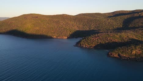 Panorama-De-La-Isla-Gancho-Al-Atardecer-Por-La-Entrada-De-Nara-En-Whitsundays,-Australia